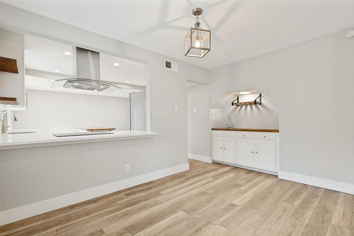 2114 Wheaton Dr - Photo 3 of 10