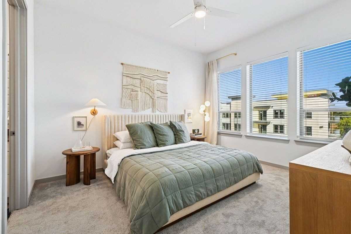 3301 E Pecan St ##A1 - Photo 4 of 6