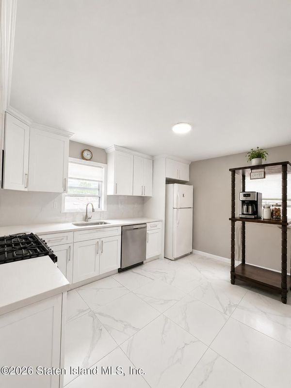 247 Hillcrest St - Photo 3 of 10