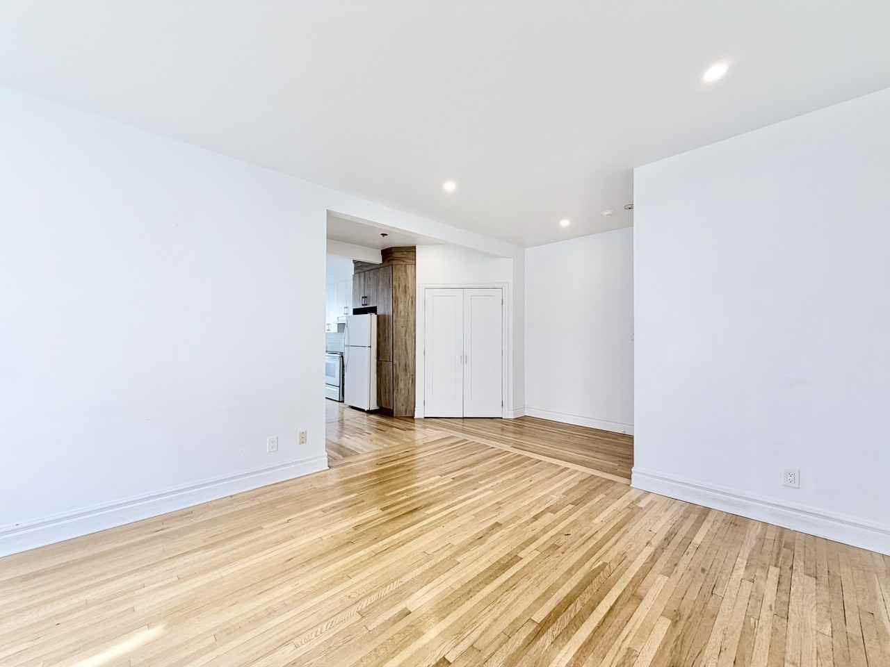 3737 Rue du Frere Andre - Photo 5 of 9