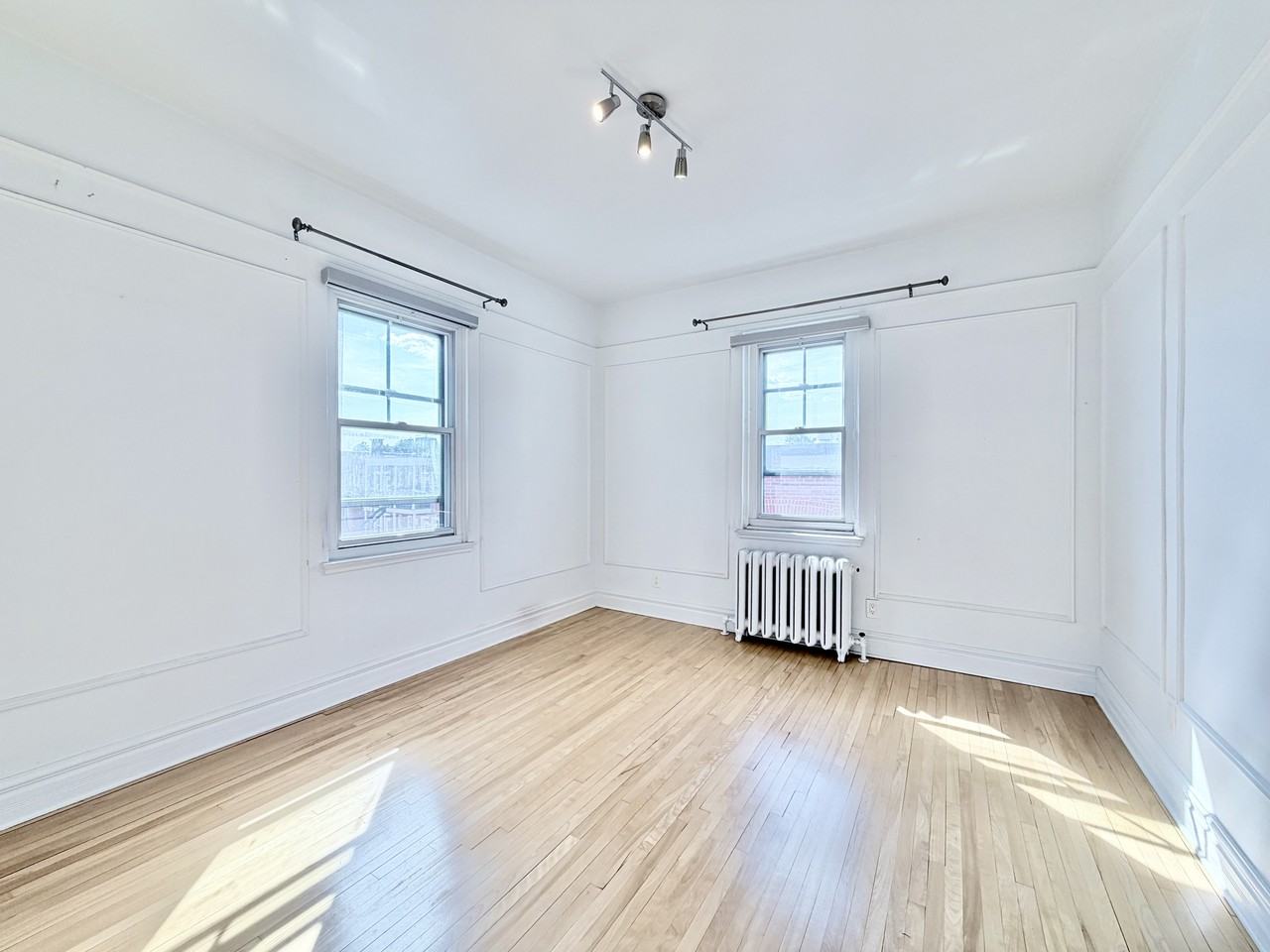 3737 Rue du Frere Andre - Photo 6 of 9