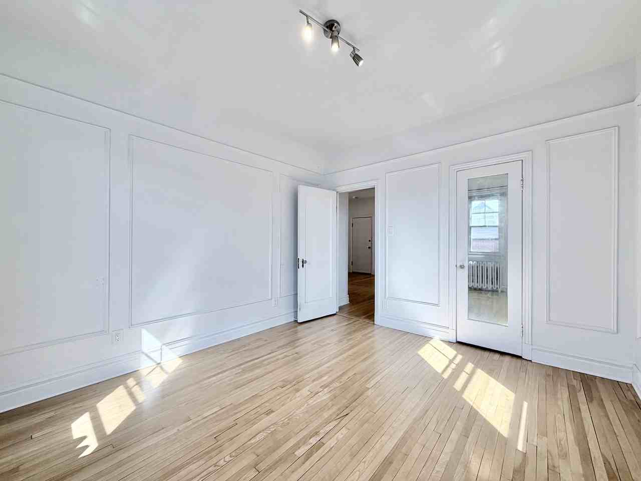 3737 Rue du Frere Andre - Photo 7 of 9