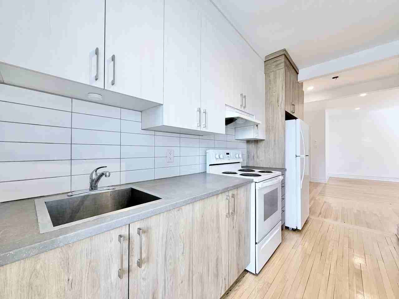 3737 Rue du Frere Andre — photo 1