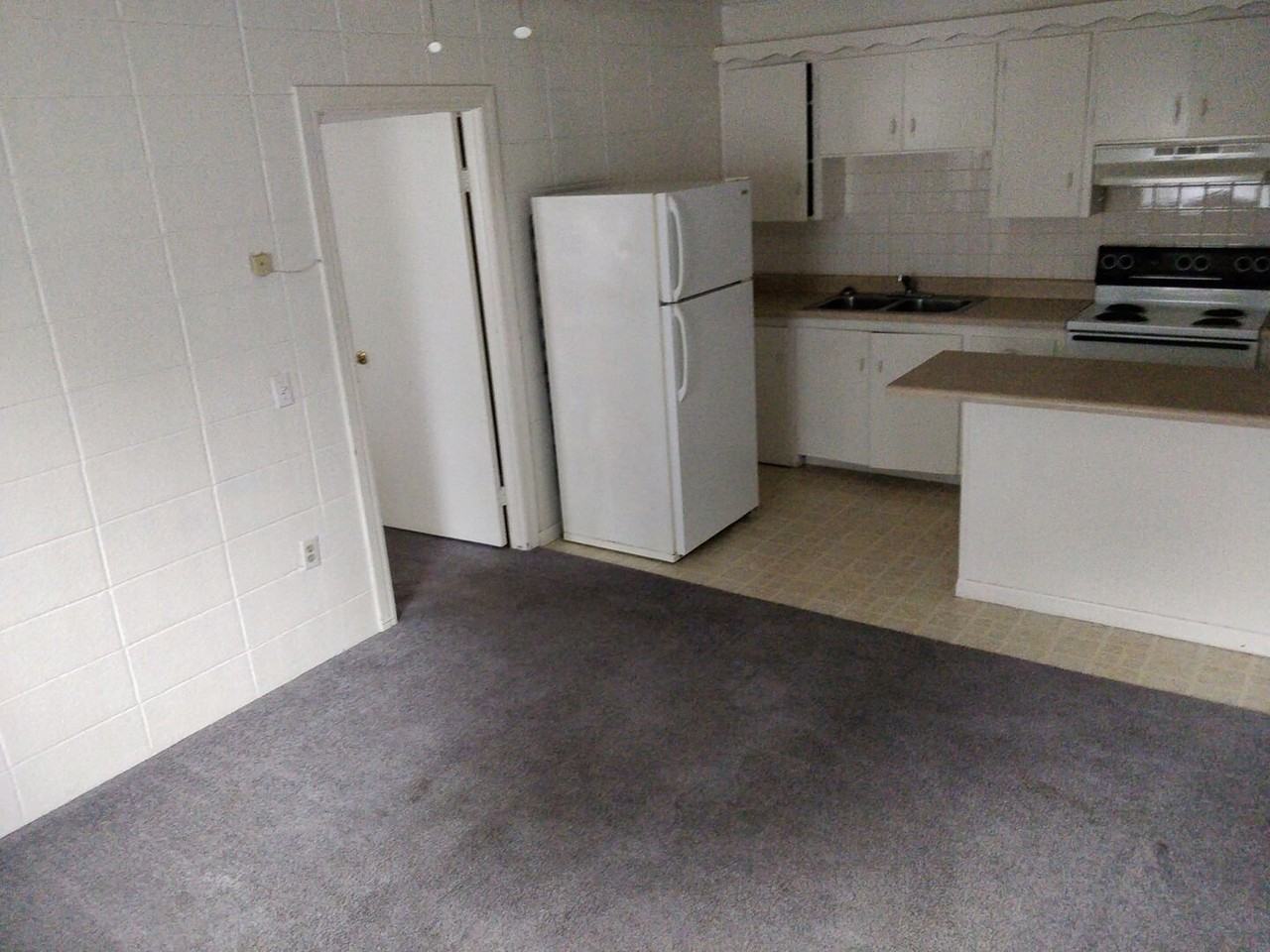 827 E Shawnee St - Photo 2 of 17
