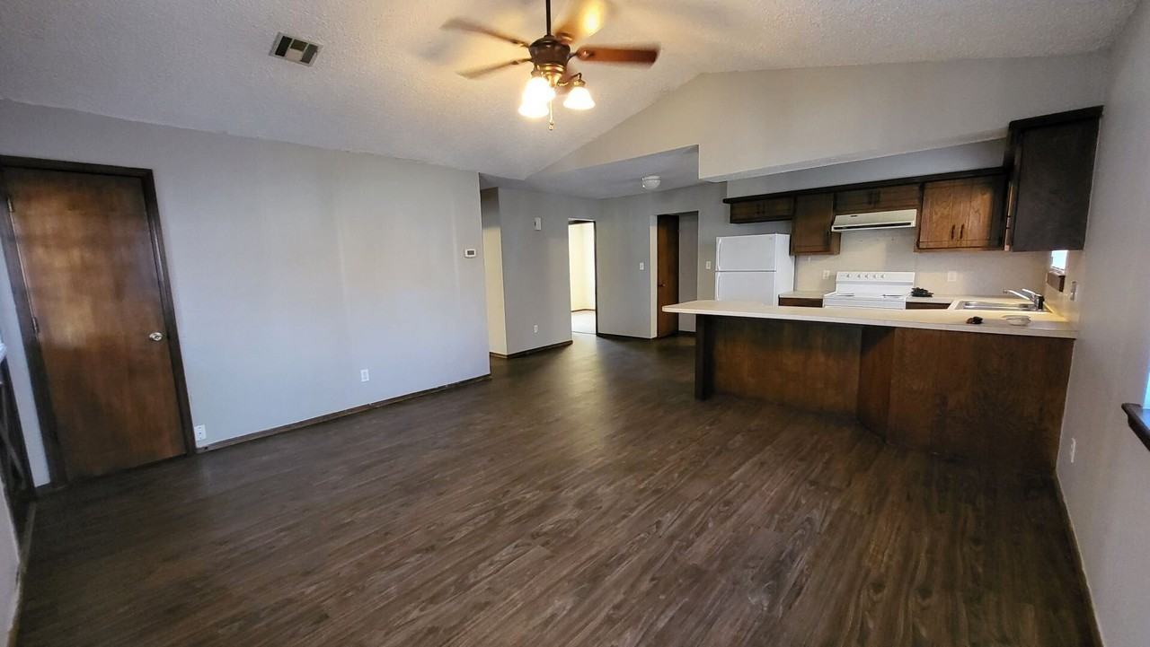 921 Callie Ave - Photo 2 of 13
