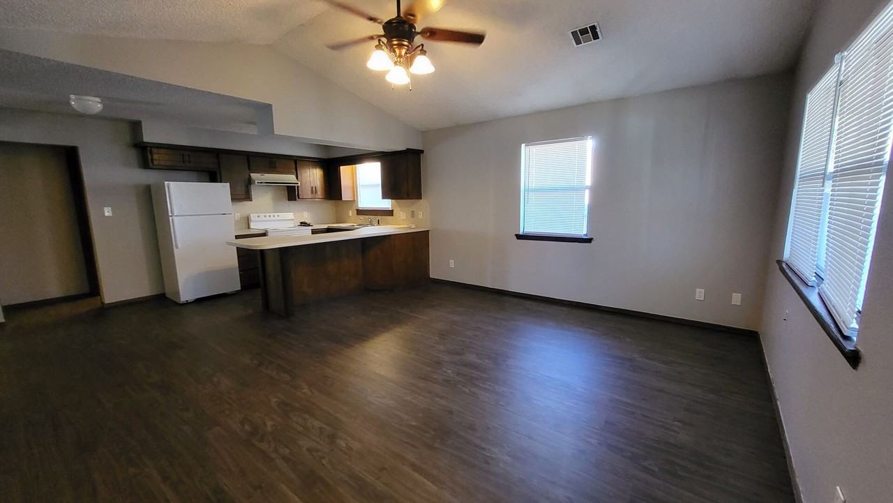 921 Callie Ave - Photo 3 of 13