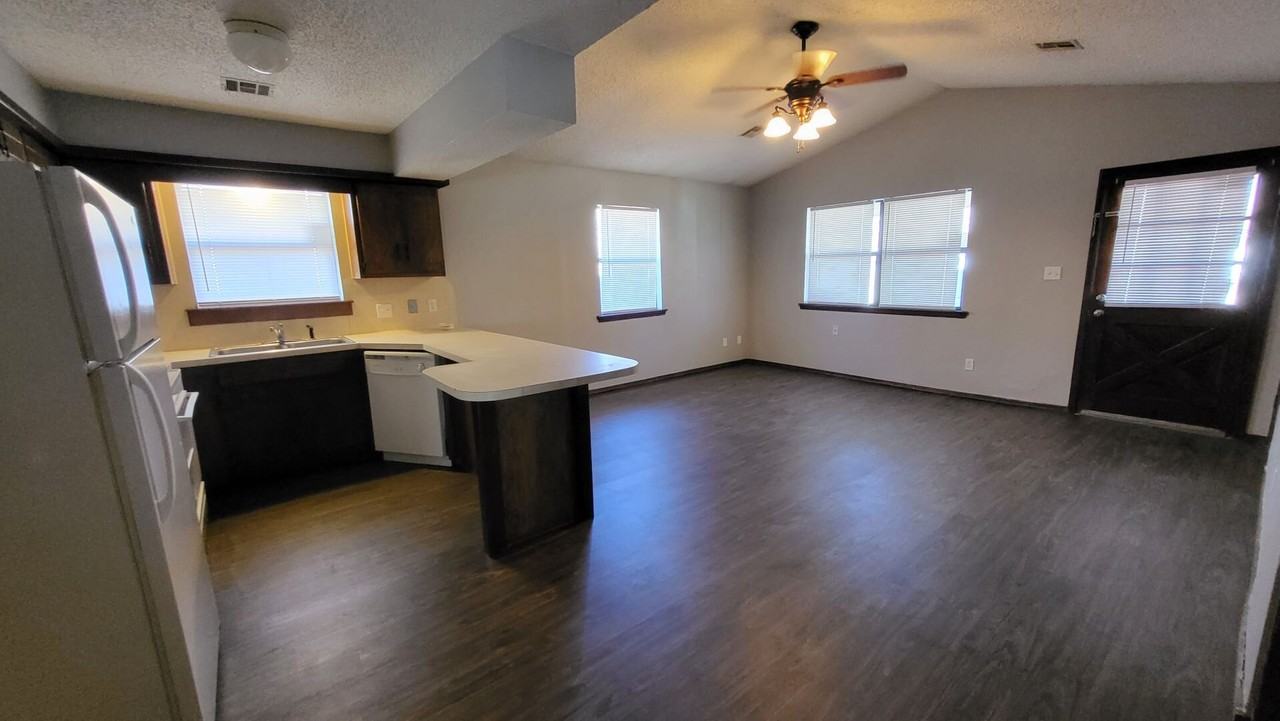 921 Callie Ave - Photo 4 of 13