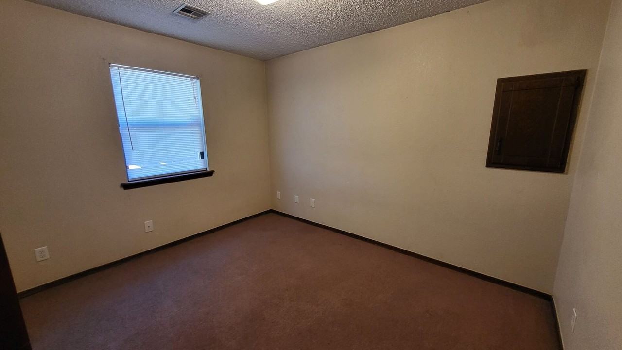 921 Callie Ave - Photo 6 of 13