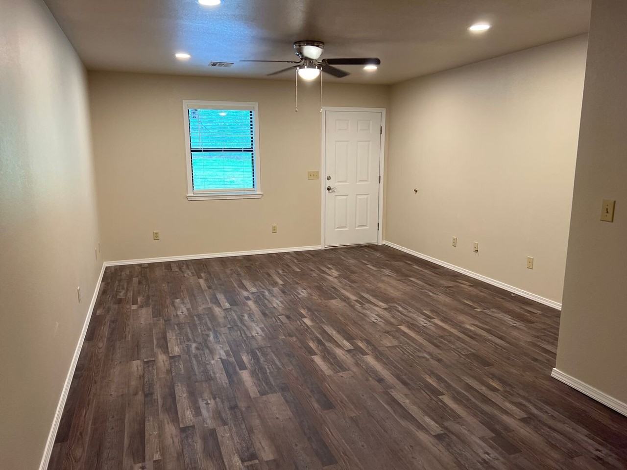 608 Rolling Hills Dr - Photo 3 of 11