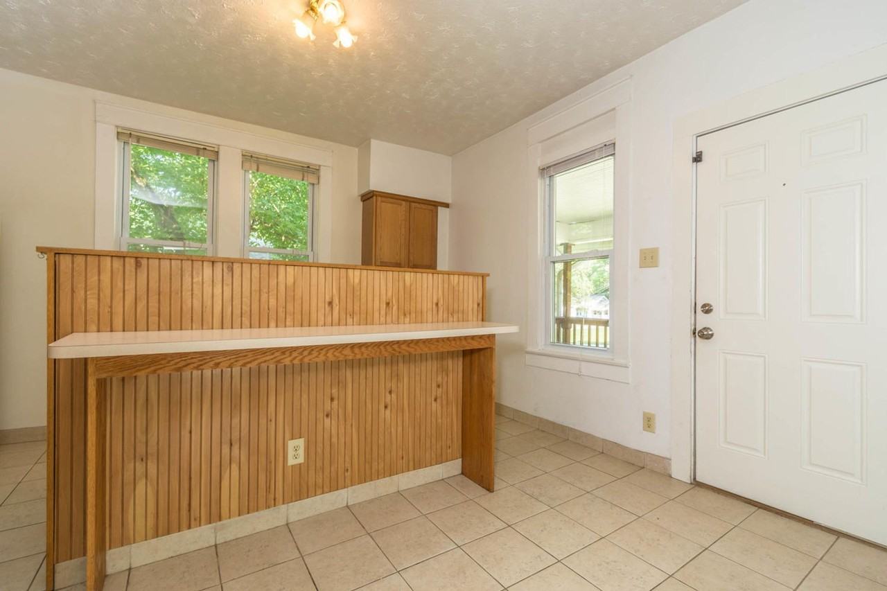 804 E 11th - Photo 4 of 15