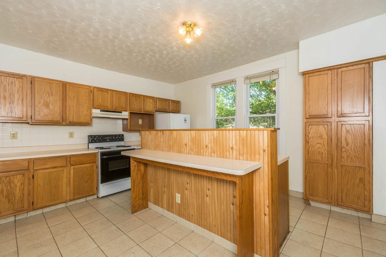 804 E 11th - Photo 5 of 15