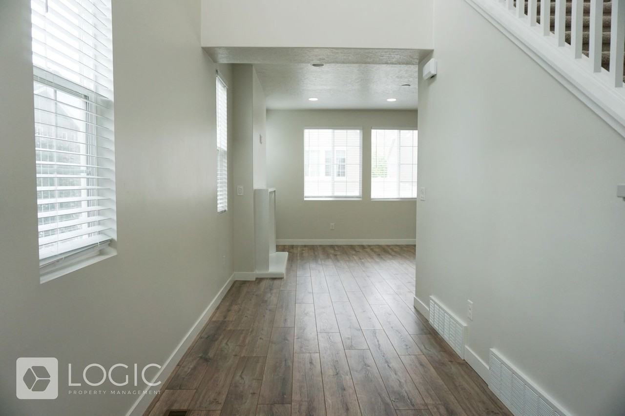 856 W 2800 N - Photo 4 of 26