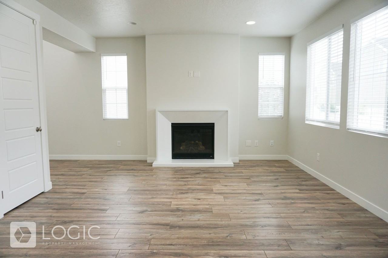 856 W 2800 N - Photo 5 of 26