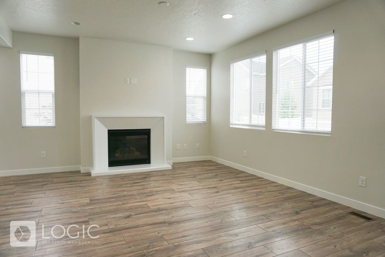 856 W 2800 N - Photo 6 of 26