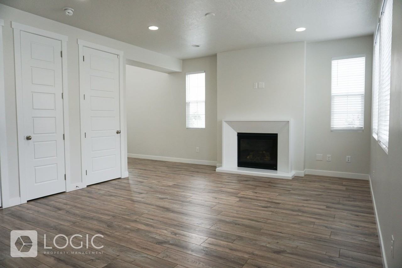 856 W 2800 N - Photo 7 of 26