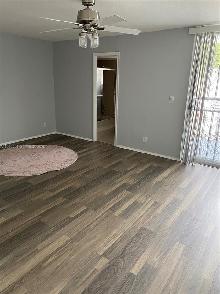 802 Ne 26th Ave #802 - Photo 4 of 10