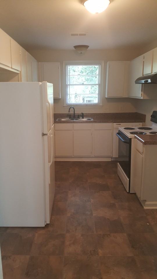 112 Lincoln St - Photo 2 of 9