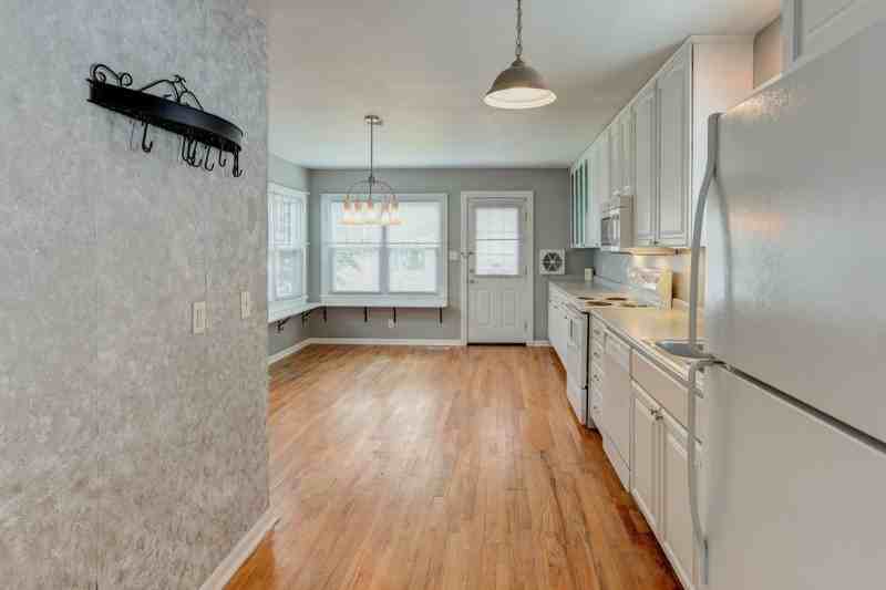 1306 Henning Ave - Photo 4 of 18