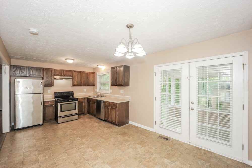 303 Mercer Dr - Photo 5 of 16