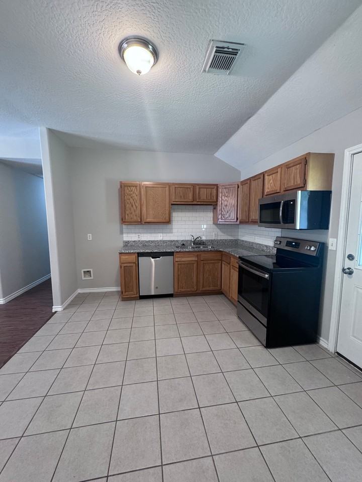 12551 Royal Lake Dr - Photo 7 of 16