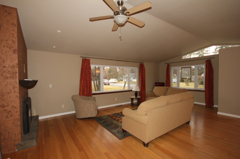 819 E 10th St - Photo 4 of 11