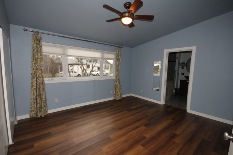 819 E 10th St - Photo 6 of 11