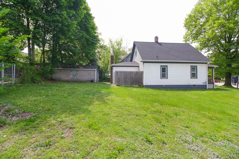 838 Hazel St - Photo 3 of 15