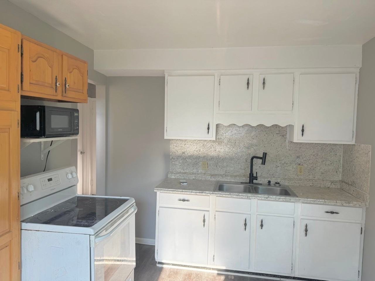 3153 W Mott Ave - Photo 2 of 10