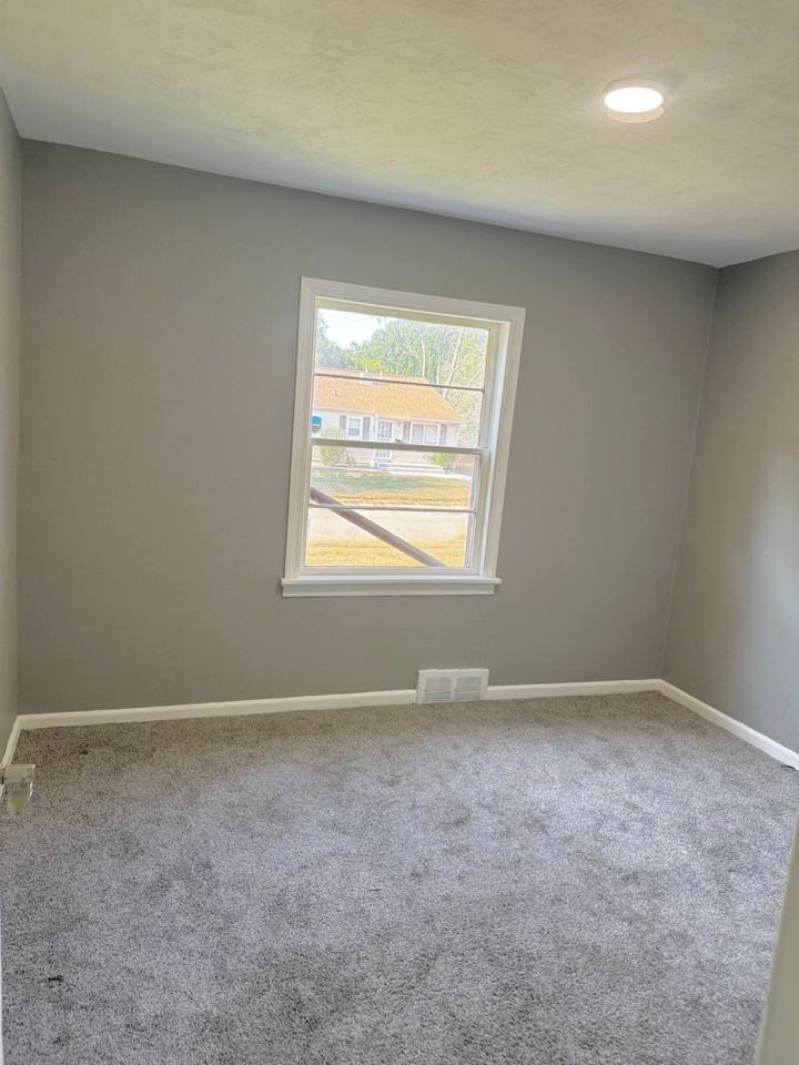 3153 W Mott Ave - Photo 3 of 10