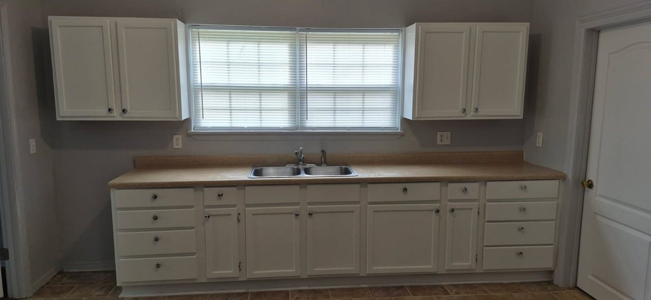 526 N Douglas St - Photo 3 of 8