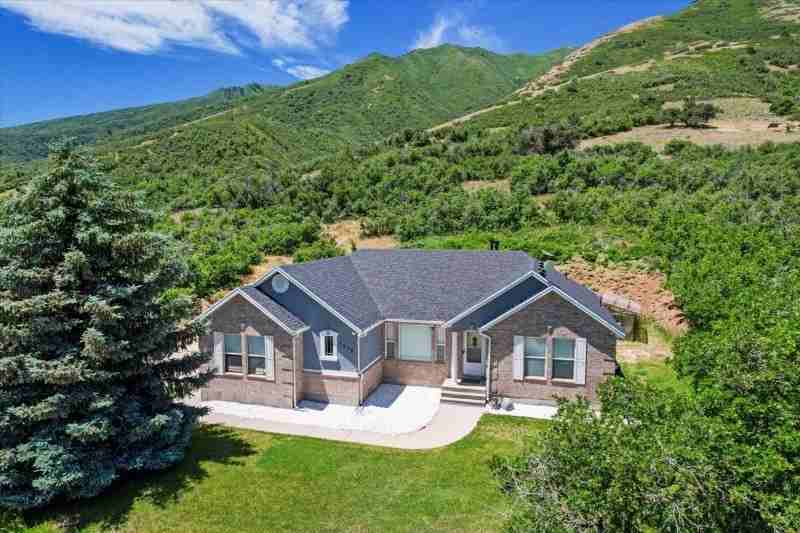 1676 S Mountain View Cir