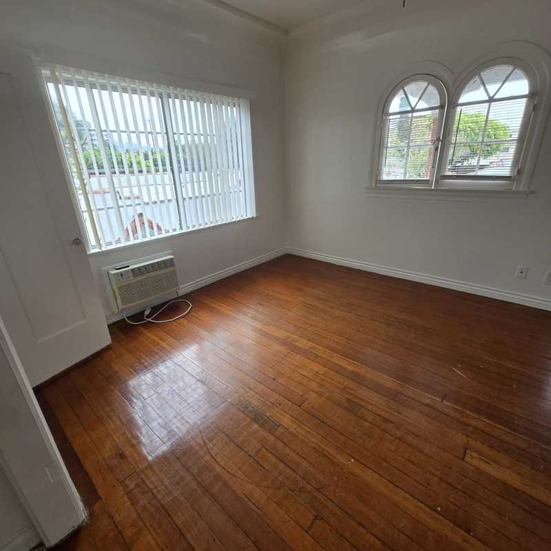 833 N Formosa Ave - Photo 4 of 21