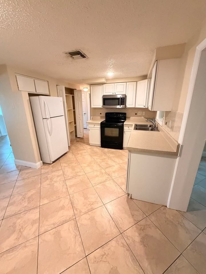 4720 Salem Dr - Photo 3 of 11