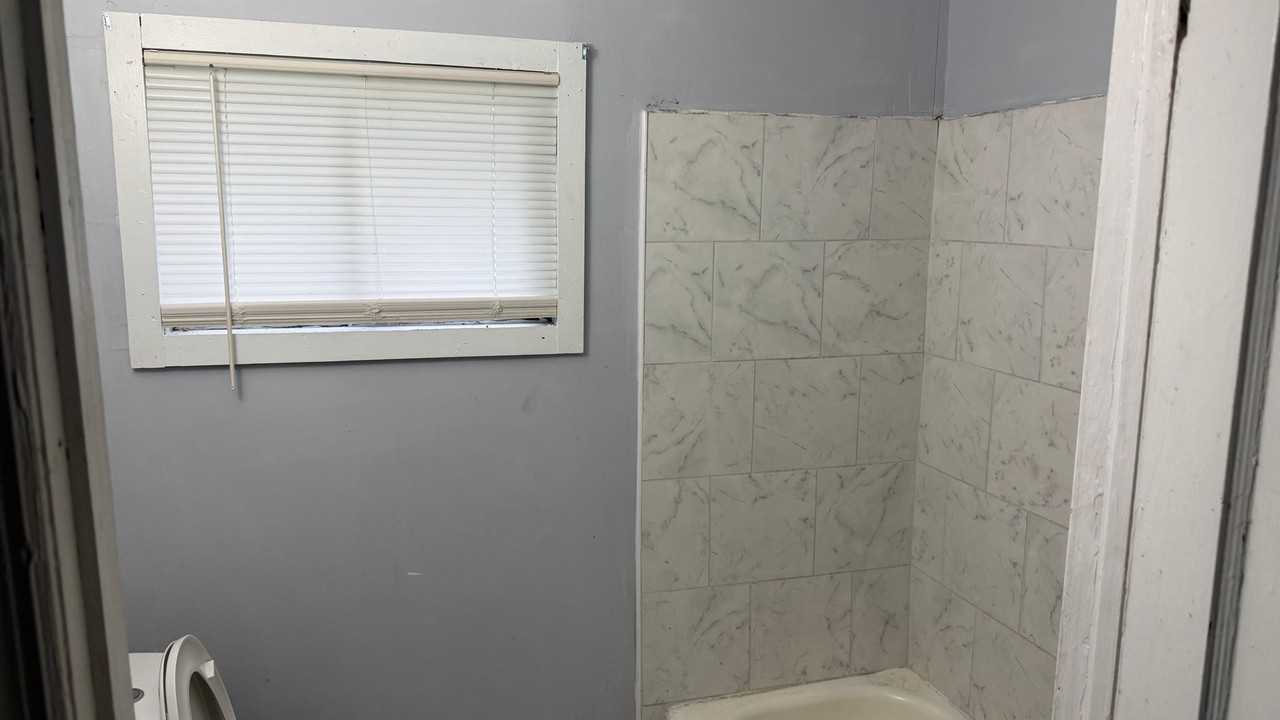 1605 Easterling Dr - Photo 3 of 5