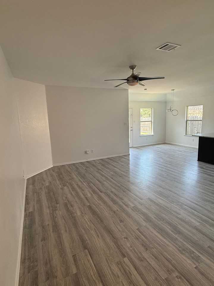 2815 Briarbrook Dr - Photo 2 of 15