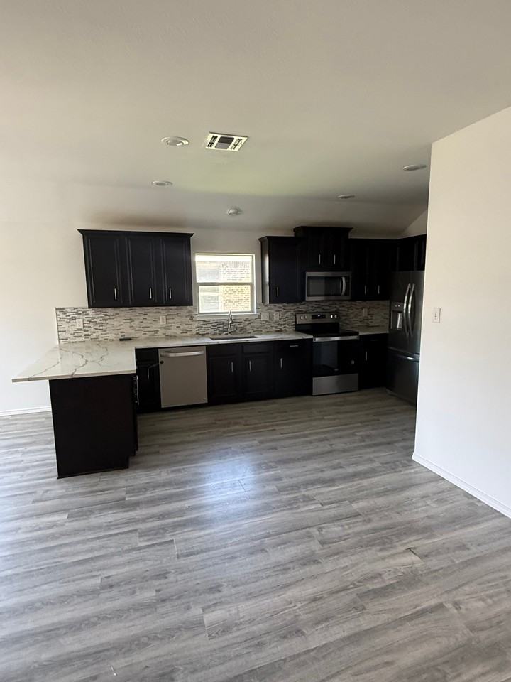 2815 Briarbrook Dr - Photo 3 of 15