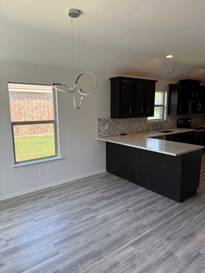 2815 Briarbrook Dr - Photo 4 of 15