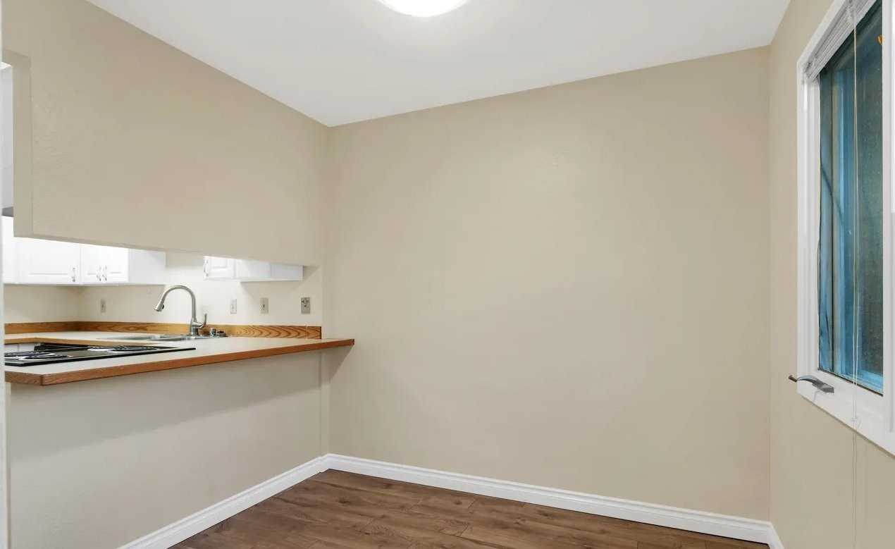 1907 Stonegate Cir #24 - Photo 4 of 11