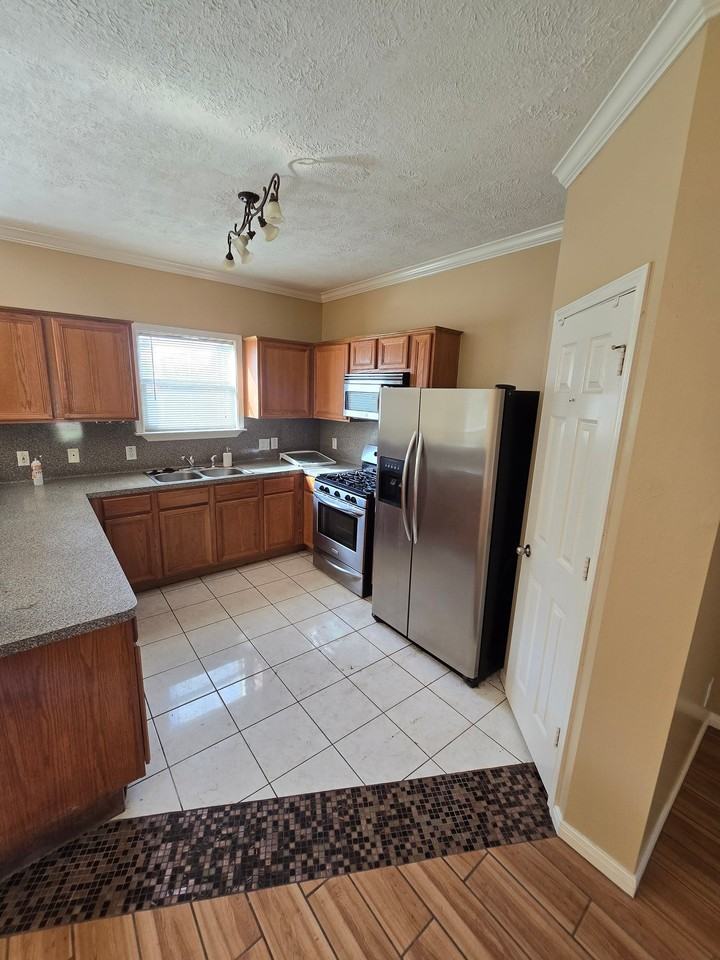 4921 Barkley St - Photo 2 of 20