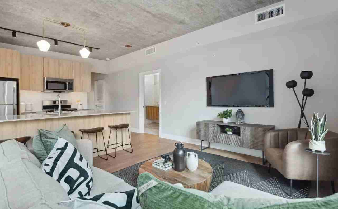1049 W Van Buren St - Photo 4 of 7