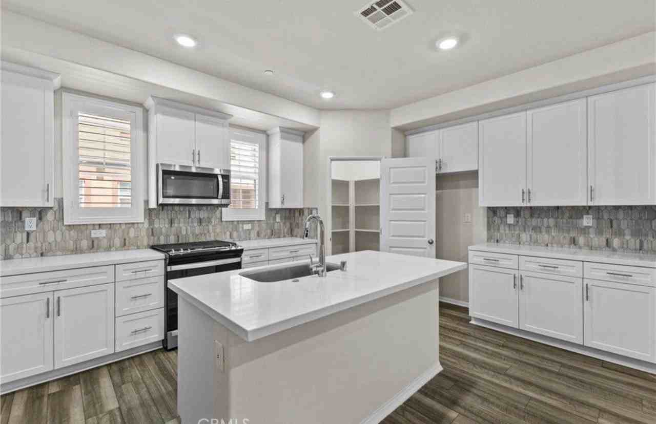 40815 Melrose Dr - Photo 3 of 7