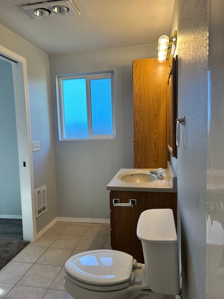 2527 Smithers Ave S - Photo 3 of 8
