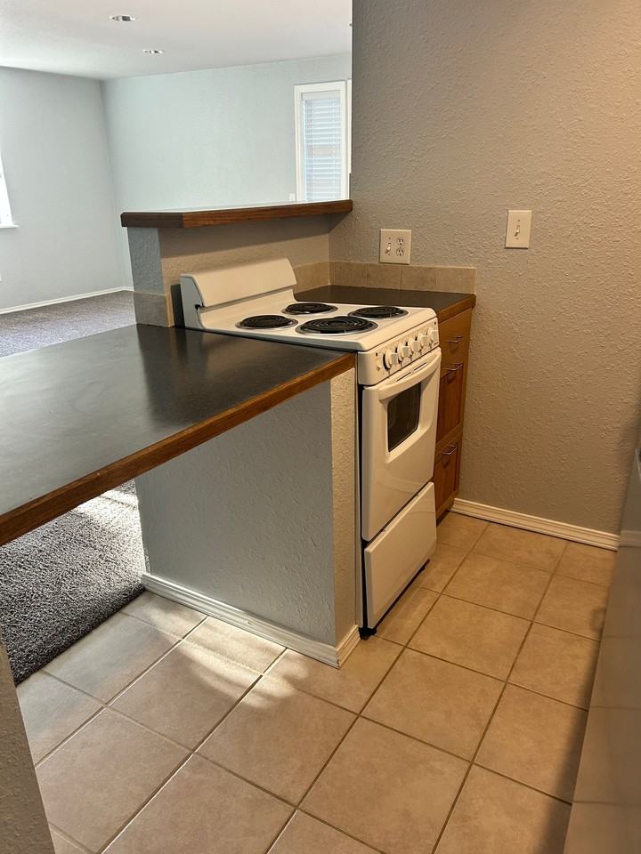 2527 Smithers Ave S - Photo 6 of 8