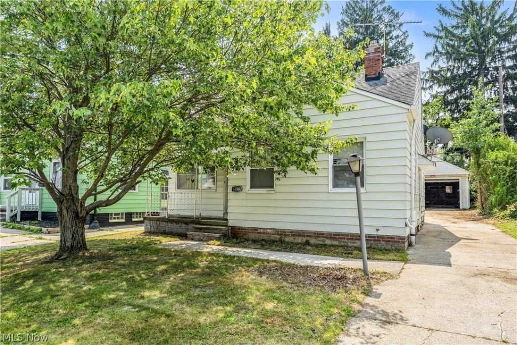 15902 Maplewood Ave - Photo 2 of 25