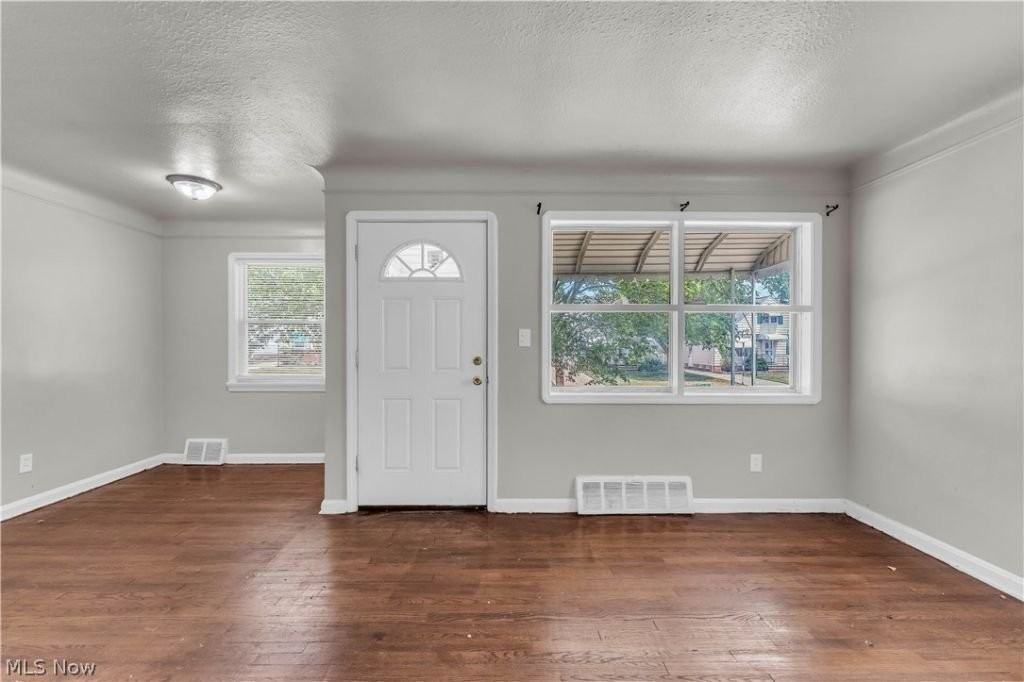 15902 Maplewood Ave - Photo 3 of 25
