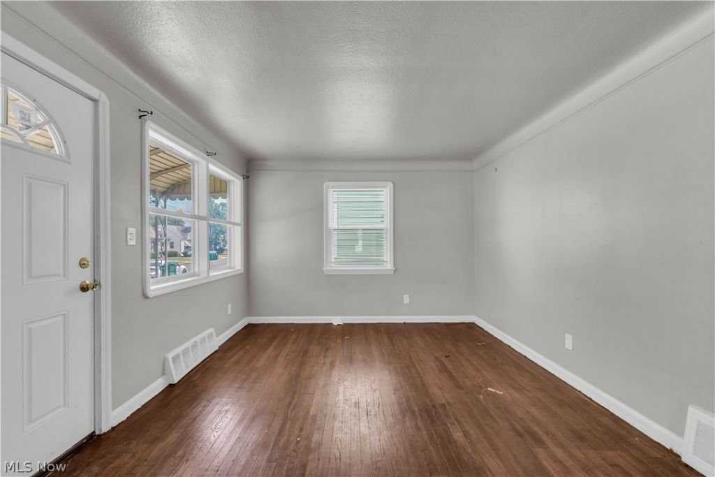 15902 Maplewood Ave - Photo 4 of 25