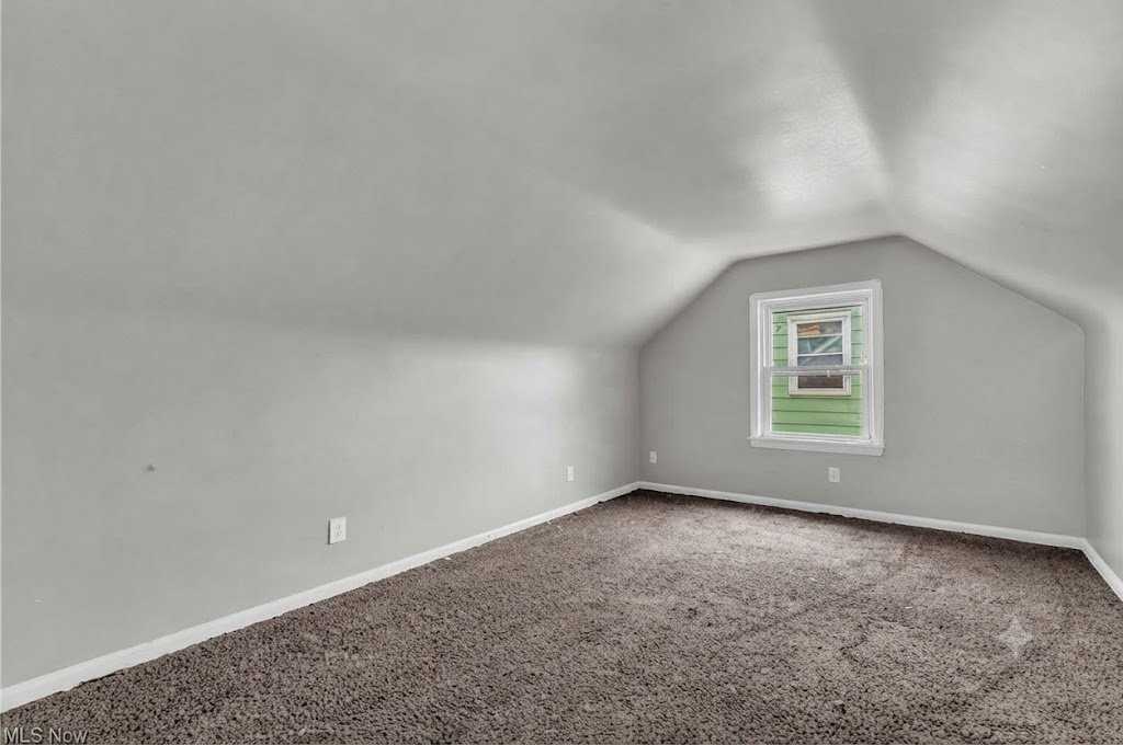 15902 Maplewood Ave - Photo 5 of 25