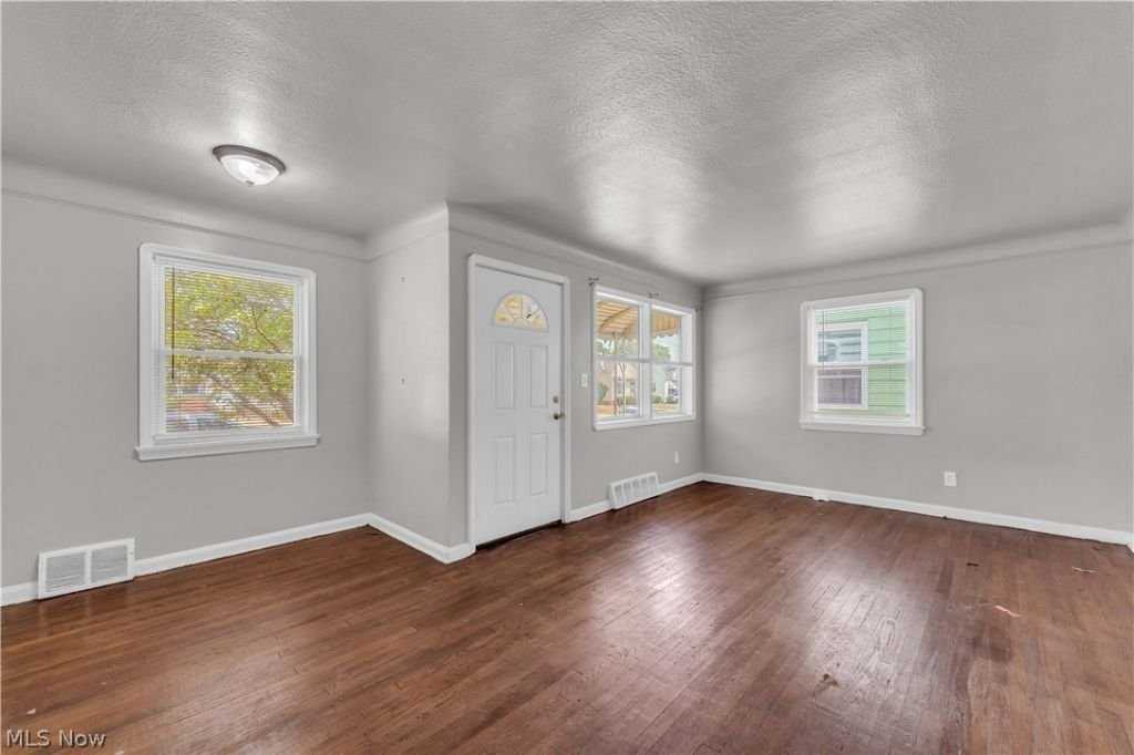 15902 Maplewood Ave - Photo 6 of 25