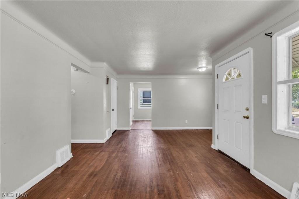 15902 Maplewood Ave - Photo 7 of 25