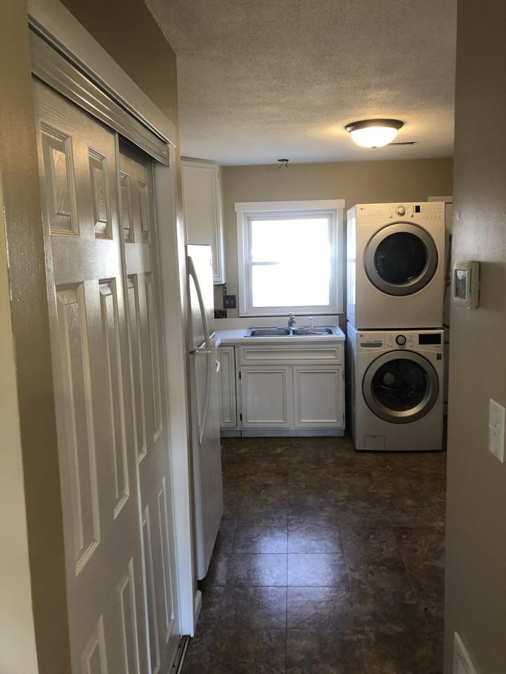 1204 Lincoln Dr #B - Photo 3 of 14